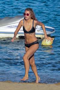 Lottie-Moss-in-Bikini-2017--06.jpg