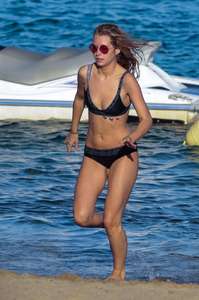 Lottie-Moss-in-Bikini-2017--11.jpg