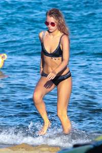 Lottie-Moss-in-Bikini-2017--21.jpg