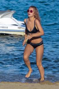 Lottie-Moss-in-Bikini-2017--26.jpg
