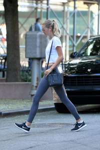 Megan-Williams--walks-home-from-the-gym--01.thumb.jpg.efc80423cfc7d2a5d77c0a434714cbf5.jpg