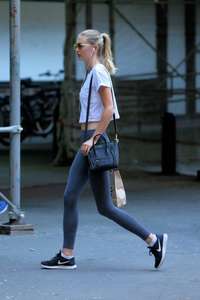 Megan-Williams--walks-home-from-the-gym--05.thumb.jpg.14d5dc86082e24a868cef4686a96b8c2.jpg