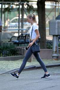 Megan-Williams--walks-home-from-the-gym--06.thumb.jpg.f9b33267514d86d605695311ec44f7fd.jpg