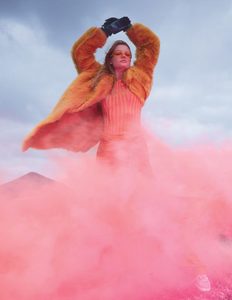 Roos-Abels-by-Benjamin-Lennox-for-Vogue-Me-China-August-2017-1-760x979.thumb.jpg.185e1449cdb4346307e95f348fdfcff3.jpg
