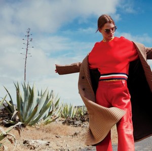Roos-Abels-by-Benjamin-Lennox-for-Vogue-Me-China-August-2017-11.thumb.jpg.20f259201604b4cc3a36ecba85bfbf73.jpg