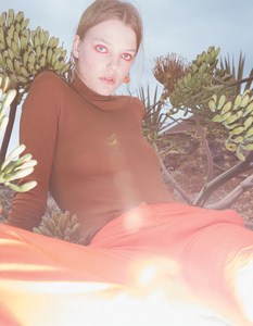 Roos-Abels-by-Benjamin-Lennox-for-Vogue-Me-China-August-2017-4.thumb.jpg.bb42e06f6c500165b5aaa40c59e2fb85.jpg