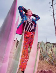 Roos-Abels-by-Benjamin-Lennox-for-Vogue-Me-China-August-2017-7-760x979.thumb.jpg.df88464cdcb26a2cf37f584e7053a9f3.jpg