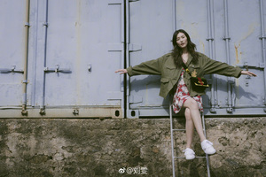 STYLE_PROMO_DAZZLE_PRADA_AUG17_LIU5.jpg
