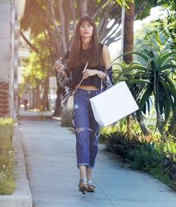 Sofia-Vergara--Out-Shopping-in-Beverly-Hills--09.jpg