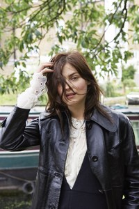 The-Sunday-Times-Style-September-2017-Amber-Anderson-by-Tung-Walsh-7.jpg