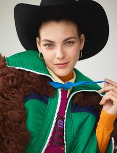 Vittoria-Ceretti-by-Karim-Sadli-for-i-D-Fall-2017-8.thumb.jpg.bbc8bbf05c2d09189a59b901e16ea493.jpg