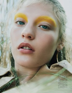 Vogue-Japan-October-2017-Agnes-Akerlund-by-Benjamin-Lennonx-3.thumb.jpg.e428314fdaaf78841c02310b7f679480.jpg