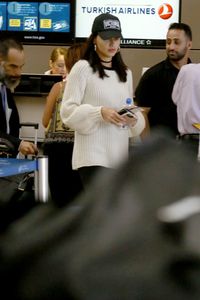 adriana-lima-at-los-angeles-international-airport-08-15-2017_11.jpg