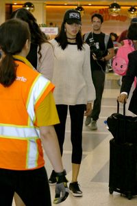 adriana-lima-at-los-angeles-international-airport-08-15-2017_2.jpg