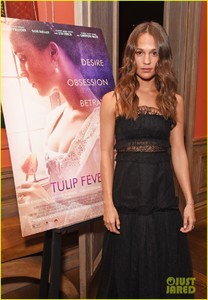 alicia-vikander-steps-out-for-vip-screening-of-tulip-fever-ld-02.thumb.JPG.a77c87313581516321b245469db055e4.JPG