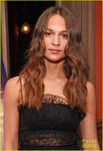 alicia-vikander-steps-out-for-vip-screening-of-tulip-fever-ld-03.thumb.jpg.62d111b71ded5c48f092a4cfe7a94dce.jpg