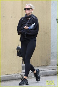 ashlee-simpson-works-up-a-sweat-at-the-gym-01.jpg