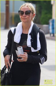 ashlee-simpson-works-up-a-sweat-at-the-gym-02.jpg