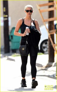 ashlee-simpson-works-up-a-sweat-at-the-gym-03.jpg