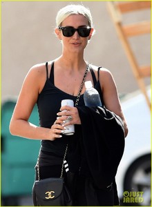 ashlee-simpson-works-up-a-sweat-at-the-gym-05.jpg