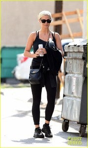 ashlee-simpson-works-up-a-sweat-at-the-gym-06.jpg