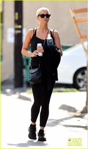ashlee-simpson-works-up-a-sweat-at-the-gym-09.jpg