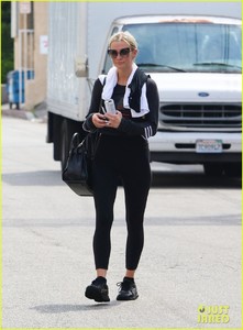 ashlee-simpson-works-up-a-sweat-at-the-gym-10.jpg
