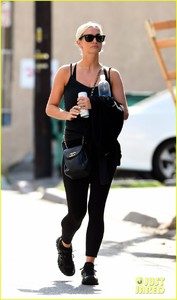 ashlee-simpson-works-up-a-sweat-at-the-gym-11.jpg