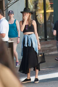 behati-prinsloo-out-in-los-angeles_2.jpg