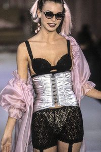 betsey-johnson-ss-1994-7.thumb.JPEG.22e98814c181ace909ad27cd97b613fe.JPEG