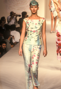 blumarine-ss-1997-7.thumb.png.81aff4a859e3e9a9186a21c0d8349fda.png