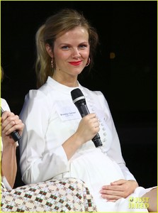 brooklyn-decker-cudles-tiny-baby-bump-at-keds-event-01.jpg