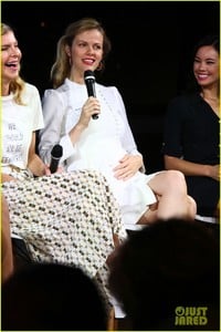 brooklyn-decker-cudles-tiny-baby-bump-at-keds-event-04.jpg