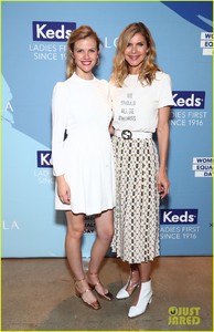 brooklyn-decker-cudles-tiny-baby-bump-at-keds-event-08.jpg