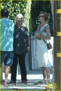 cameron-diaz-joins-her-mom-at-a-friends-party-11.jpg