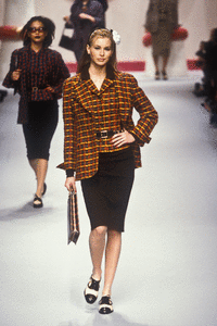 chanel-fw-1995-1.thumb.GIF.66374f9c9a3dde3b307cd6fd6bb1aa90.GIF