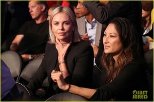 charlize-theron-chris-hemsworth-watch-the-big-fight-in-vegas-05.jpg