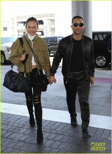 chrissy-teigen-john-legend-hold-hands-for-flight-out-of-town-01.jpg