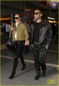 chrissy-teigen-john-legend-hold-hands-for-flight-out-of-town-03.jpg