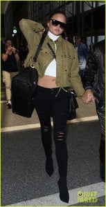 chrissy-teigen-john-legend-hold-hands-for-flight-out-of-town-05.jpg