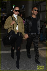 chrissy-teigen-john-legend-hold-hands-for-flight-out-of-town-06.jpg