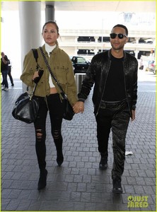 chrissy-teigen-john-legend-hold-hands-for-flight-out-of-town-07.jpg