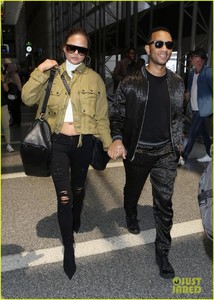 chrissy-teigen-john-legend-hold-hands-for-flight-out-of-town-08.jpg