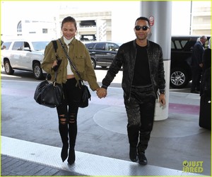 chrissy-teigen-john-legend-hold-hands-for-flight-out-of-town-09.jpg