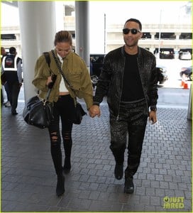 chrissy-teigen-john-legend-hold-hands-for-flight-out-of-town-11.jpg