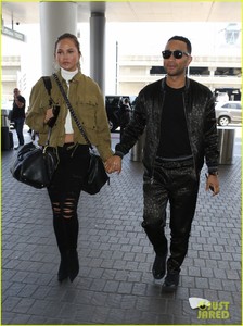 chrissy-teigen-john-legend-hold-hands-for-flight-out-of-town-12.jpg