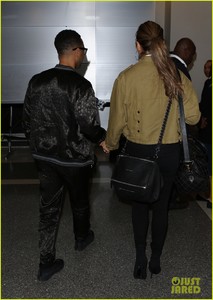 chrissy-teigen-john-legend-hold-hands-for-flight-out-of-town-14.jpg