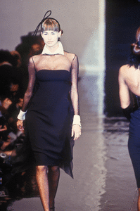 christian-dior-fw-1995-4.thumb.GIF.f7a04227084ee137db7ffed2433219e5.GIF