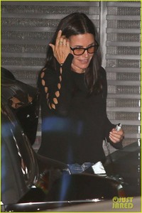 courteney-cox-grabs-dinner-with-friends-at-craigs-03.jpg