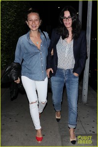 courteney-cox-grabs-dinner-with-jennifer-meyer-in-santa-monica-03.jpg